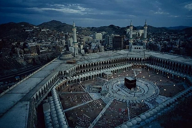 Full night view of the Kaaba at Masjid al-Haram, featured in 5 Star 14 Days Easter Umrah packages.