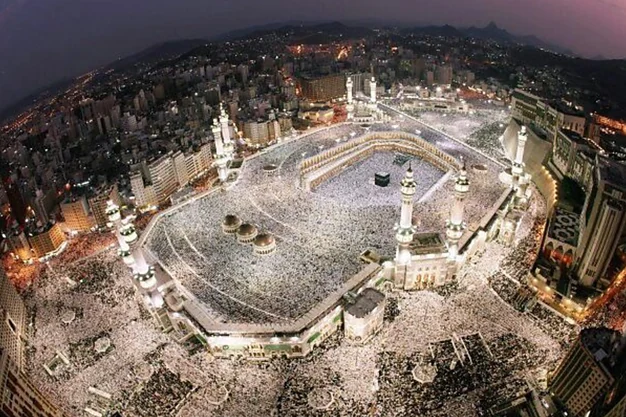 Aerial view of Masjid al Haram with the Kaaba, surrounding hotels and thousands of pilgrims in Makkah.